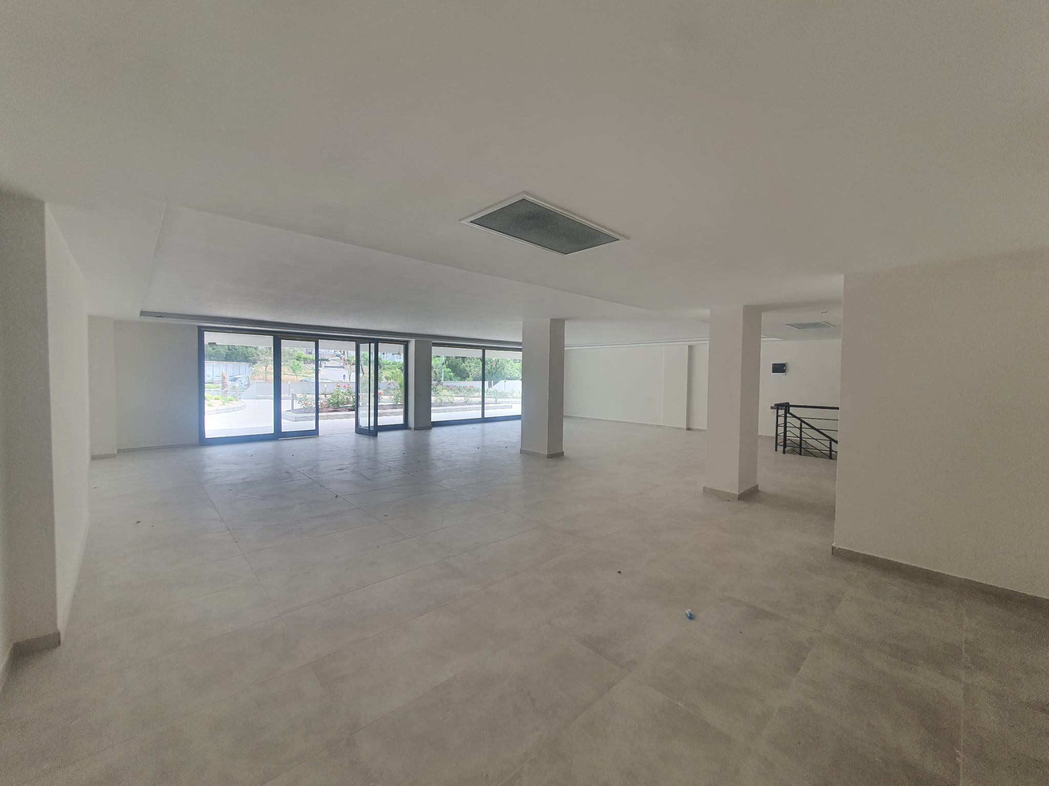 Kuşadası 250m2 Kiralık Dükkan,ana Cadde Üzeri Otoparklı