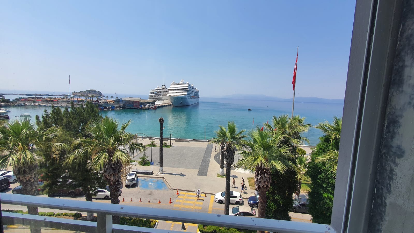 Kuşadası Merkez'de Dublex Kiralık Yalı Dairesi