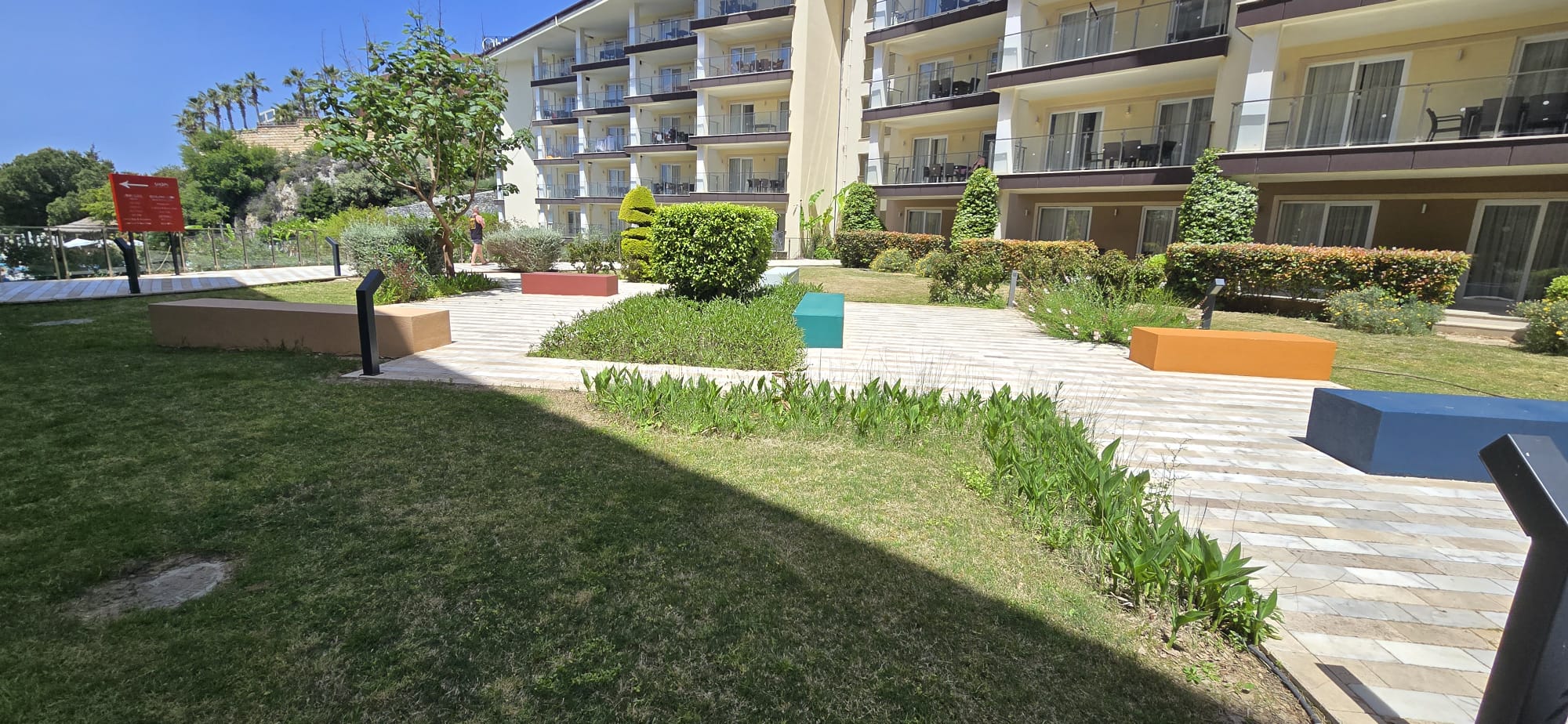 Kuşadası Ramada resortte eşyalı satılık 1+1 bahçe katı daire