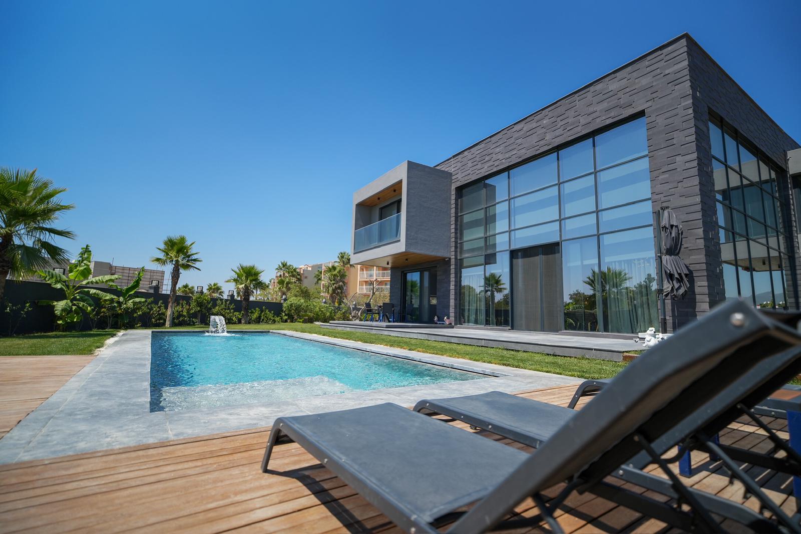 Kuşadası'n Da Golf Sahası Ve Deniz Manzaralı Müstakil Lüks Villa