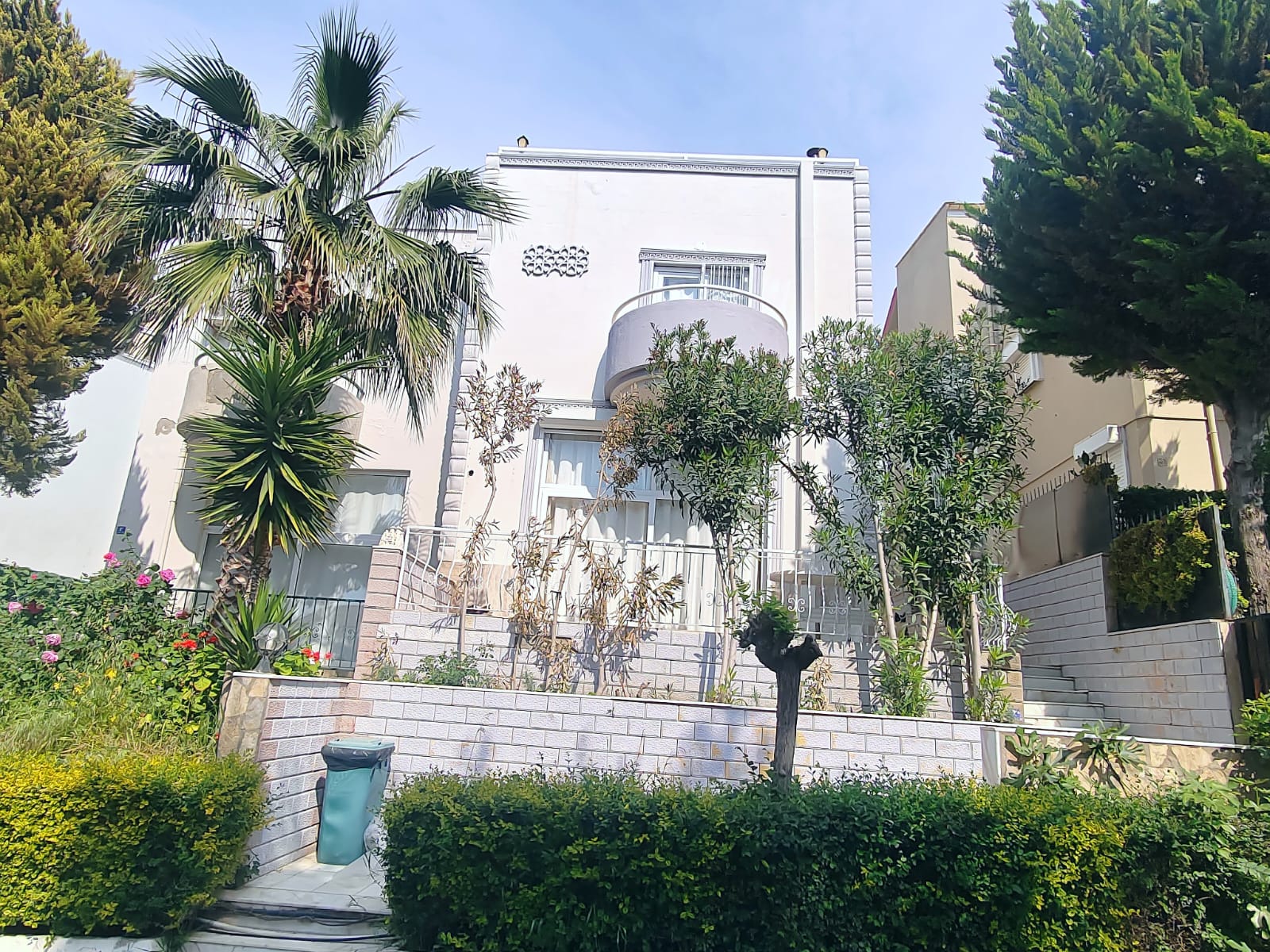 Kuşadası Merkezide Deniz Manzaralı Tripleks 5+2 Villa Satılık